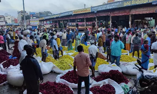 கார்த்திகை தீபத்தையொட்டி  பூக்களின் விலை திடீர் உயர்வு