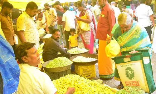 கோவை பூ மார்க்கெட்டில் பூக்கள் விலை உயர்வு