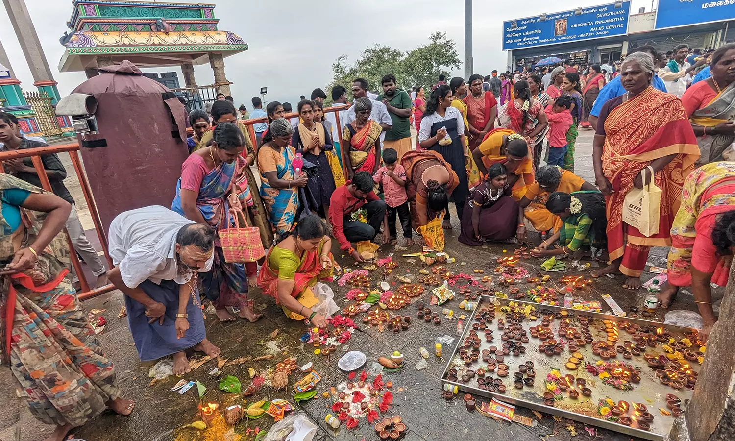 பழனி முருகன் கோவிலில் இன்று கார்த்திகை தீப வழிபாடு -  ஏராளமான பக்தர்கள் குவிந்தனர்