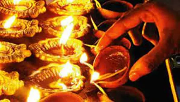 கார்த்திகை தீபத்தையொட்டி சிவன் கோவில்களில் மகாதீபம் கார்த்திகை தீபத்தையொட்டி சிவன் கோவில்களில் மகாதீபம்