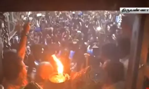 பக்தர்களின் அரோகரா கோஷம் விண்ணைப் பிளக்க அண்ணாமலை கோவிலில் பரணி தீபம் ஏற்றம்