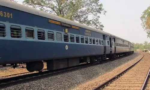 மதுபோதையில் தண்டவாளத்தில் லாரியை பார்க்கிங் செய்த டிரைவர்