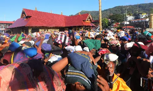 மழை குறைந்ததால் சபரிமலையில் பக்தர்கள் கூட்டம் அதிகரிப்பு