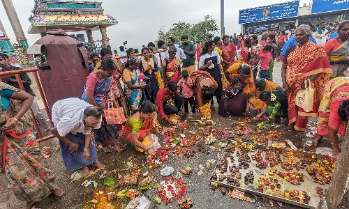 பழனி முருகன் கோவிலில் இன்று கார்த்திகை தீப வழிபாடு -  ஏராளமான பக்தர்கள் குவிந்தனர்