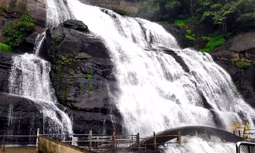 குற்றாலம் மெயின் அருவியில் சுற்றுலா பயணிகள் குளிக்க தடை நீடிப்பு- மற்ற அருவிகளில் அனுமதி