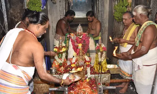 பழனி முருகன் கோவிலில் இன்று கார்த்திகை தீப வழிபாடு