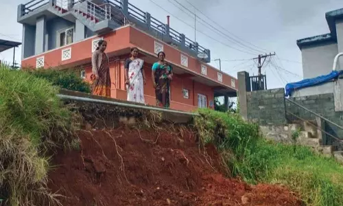 குன்னூரில் அந்தரத்தில் தொங்கும் குடியிருப்புகள்- பொதுமக்கள் அச்சம்