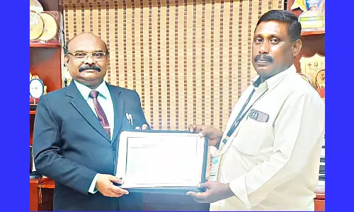 அன்னை பாத்திமா கல்லூரி பேராசிரியருக்கு பாராட்டு