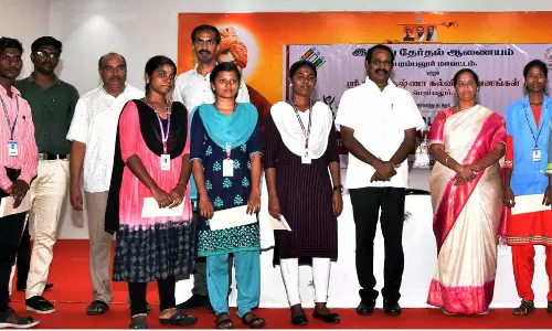 இளம் வாக்காளர்களை இணைய வழியில் சேர்த்தலுக்கான சிறப்பு முகாம் - மாவட்ட கலெக்டர் கற்பகம் தொடங்கி வைத்தார்