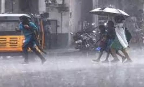 திடீர் மழையால் வாகன ஓட்டிகள், சாலையோர வியாபாரிகள் பாதிப்பு