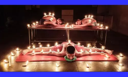 உடல் முழுவதும் தீப விளக்கேற்றி யோகாசனம் செய்த மாணவர்கள்