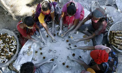 சிவகாசியில் தீபாவளி விடுமுறைக்கு பிறகு மீண்டும் இயங்க தொடங்கிய பட்டாசு ஆலைகள்