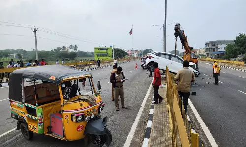 ஆட்டோ மீது கார் மோதி 4 பேர் படுகாயம்