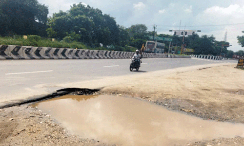 சாலையின் ஓரத்தில் உள்ள ஆபத்தான பள்ளம் மூடப்படுமா?