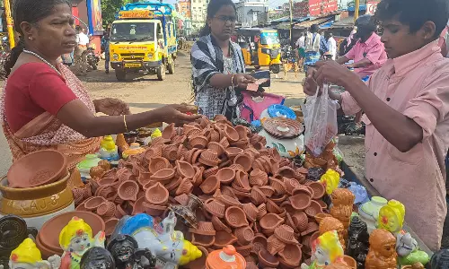 கடை வீதிகளில் பூஜை பொருட்கள் வாங்க திரண்ட மக்கள்