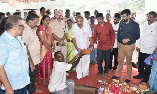 கடலூரில்  ரூ.56 கோடி மதிப்பில் பள்ளி- விடுதி கட்டிடம்:  அமைச்சர் எம்.ஆர்.கே. பன்னீர்செல்வம் அடிக்கல் நாட்டி தொடங்கி வைத்தார்