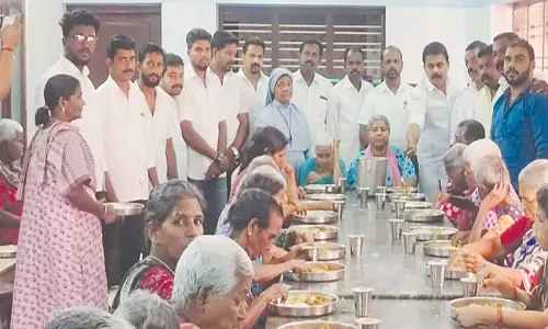 உதயநிதி ஸ்டாலின் பிறந்த நாள் விழாவை முன்னிட்டு முதியோர் இல்லத்துக்கு காலை உணவு