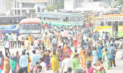 வேலூர் புதிய பஸ் நிலையத்தில் திருவண்ணாமலை பஸ்களில் அலைமோதிய கூட்டம்