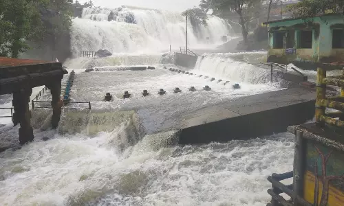 திற்பரப்பு அருவியில் குளிக்க முடியாமல் சுற்றுலா பயணிகள் ஏமாற்றம்