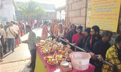 சபரிமலை சீசனையொட்டி கன்னியாகுமரி பகவதி அம்மன் கோவிலில் அலைமோதிய அய்யப்ப பக்தர்கள் கூட்டம்