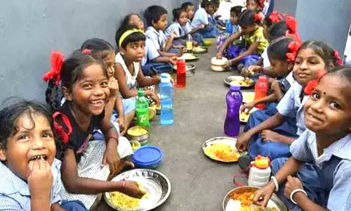 காலை உணவு திட்டப்பணிகளை சத்துணவு ஊழியா்களிடம்  வழங்க கோரிக்கை
