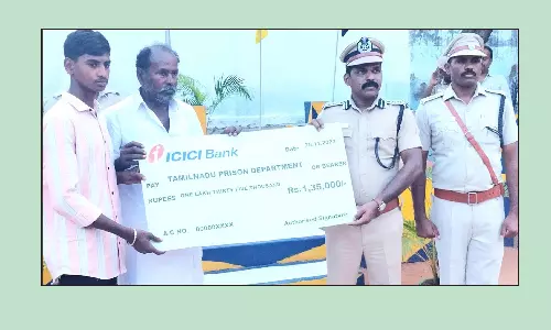 மறைந்த சிறை காவலர் குடும்பத்திற்கு நிதியுதவி