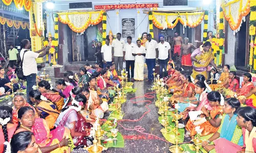 உடன்குடி கல்லாமொழி முத்தாரம்மன் கோவில் விழாவில் 1,008 திருவிளக்கு பூஜை