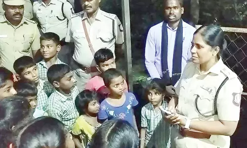 மாணவர்கள் லட்சியத்துடன் கல்வி பயில வேண்டும்- எஸ்.பி அறிவுரை