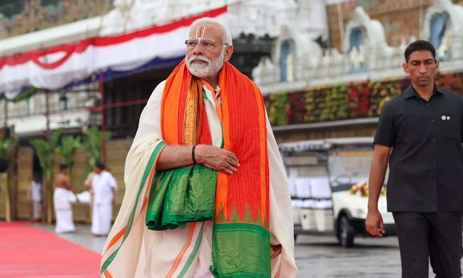 திருப்பதி கோவிலில் பிரதமர் மோடி சாமி தரிசனம்