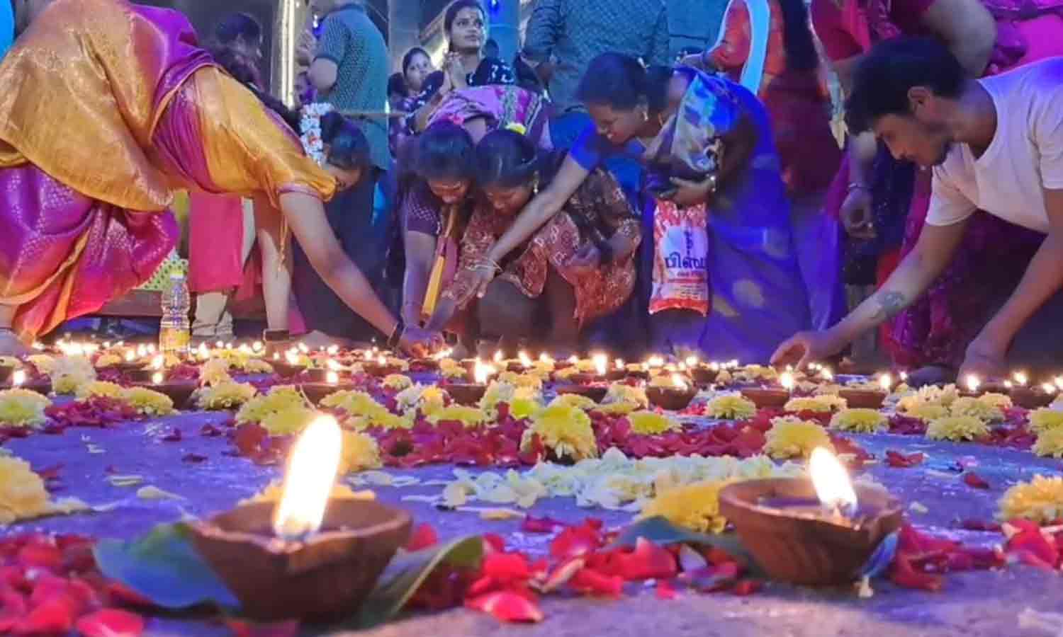 வில்லியனூர் திருக்காமீஸ்வரர் கோவிலில் லட்சதீபம்