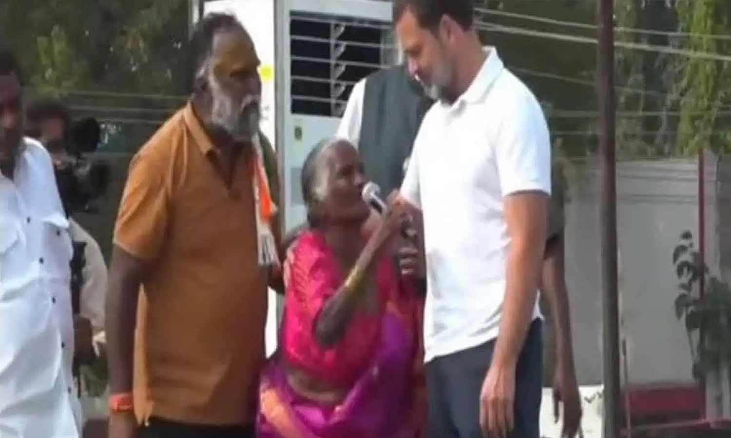 ராகுல் காந்தி பேரணியில் இந்திரா காந்தி பாடல் பாடி அசத்திய மூதாட்டி