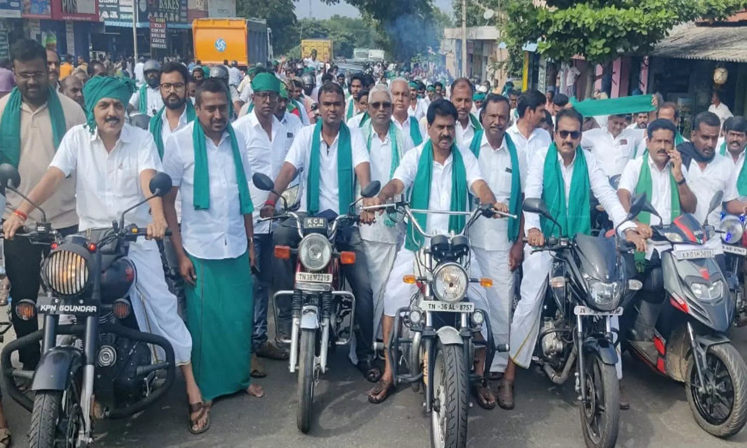 கீழ்பவானி கால்வாயில் கான்கிரீட் திட்டத்தை கைவிட கோரி வாகன பேரணி