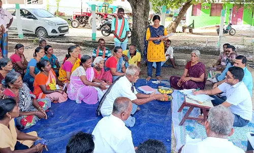 கிராம மக்களை சந்தித்து குறைகளை கேட்டறிந்த கலெக்டர்
