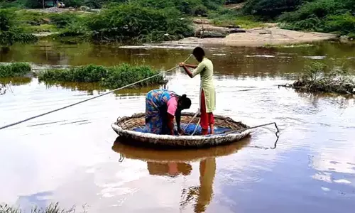 20 வருடங்களாக சாலை வசதி இல்லாததால் ஆபத்தான முறையில் ஆற்றை கடக்கும் கிராமமக்கள்