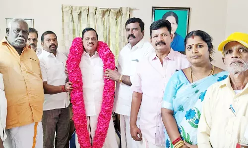 அ.தி.மு.க. வர்த்தக அணி மாநில இணைச் செயலாளர் ராஜன், தளவாய்சுந்தரம் எம்.எல்.ஏ.விடம் வாழ்த்து