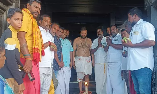 கார்த்திகை தீபத்திருவிழாவையொட்டி கன்னியாகுமரியில் விவேகானந்தர் பாறையில் மகா தீபம் ஏற்றப்பட்டது