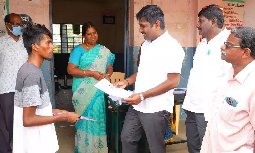 வாக்காளர் பட்டியலில் பெயர் சேர்த்தல் முகாம்- கலெக்டர் ஆய்வு