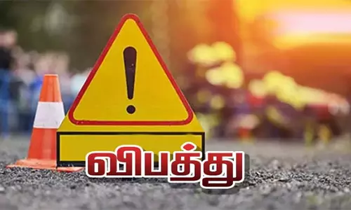 டயர் வெடித்து நின்ற லாரி மீது கண்டெய்னர் லாரி மோதி டிரைவர் பலி