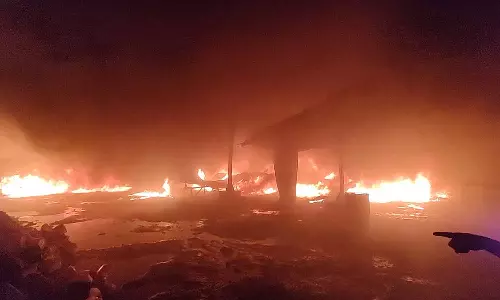 பிளாஸ்டிக் குடோனில் தீவிபத்து: ரூ.50 லட்சம் மதிப்பிலான பிளாஸ்டிக் பொருட்கள் எரிந்து நாசம்