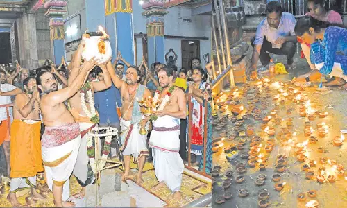 திருப்பூரில் வீடுகளில்  விளக்கேற்றி வழிபாடு