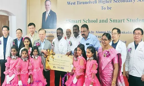 ஆலங்குளம் அருகே பள்ளிக்கு நலத்திட்ட உதவிகள்