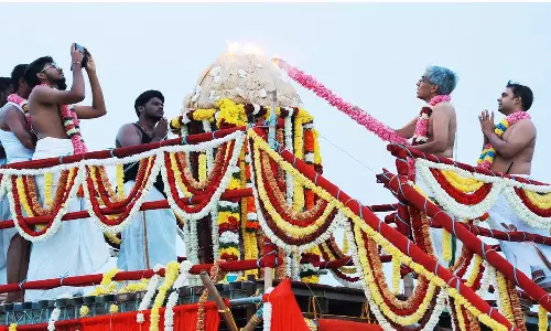 வள்ளியூர் சூட்டுப்பொத்தையில் கார்த்திகை தீபம் ஏற்றி வழிபாடு