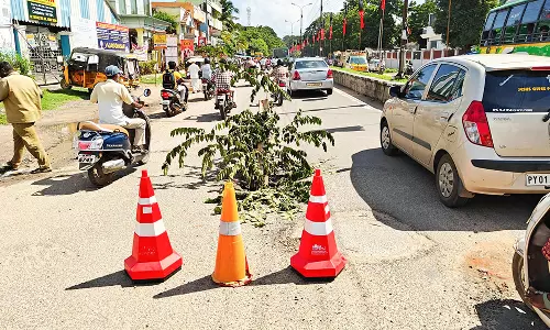 நெல்லிக்குப்பத்தில் கடலூர் சாலையில் திடீர் பள்ளம் வாகன ஓட்டிகள் அவதி