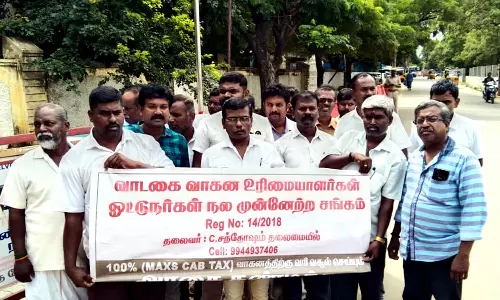 வாடகை வாகனங்களுக்கான புதிய வரி உயர்வை ரத்து செய்ய வேண்டும்- கலெக்டரிடம் மனு