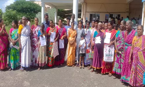 கடலூர் கலெக்டர் அலுவலகத்தில் இலவச மனை பட்டா கேட்டு மனு அளித்த பெண்கள்