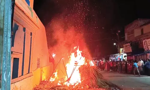 எட்டுக்குடி சுப்பிரமணியசாமி கோவிலில் சொக்கப்பனை கொளுத்தும் நிகழ்ச்சி