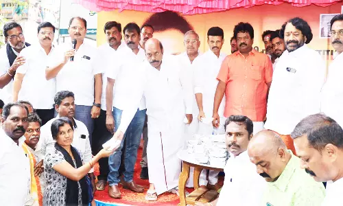 தி.மு.க. சார்பில் பக்தர்களுக்கு அன்னதானம்