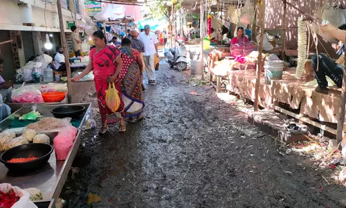 பூ மார்க்கெட்டில்  நெரிசலில் சிக்கி தவிக்கும்  வியாபாரிகள், பொது மக்கள்