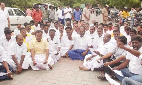 கலெக்டர் அலுவலகத்தில் ஆர்.பி.உதயகுமார் திடீர் தர்ணா- அ.தி.மு.க.வினர் பங்கேற்பு