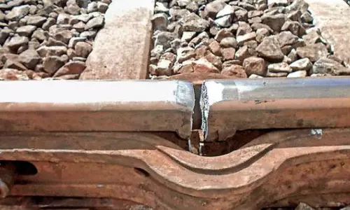 காட்பாடி - திருப்பதி இடையே தண்டவாளத்தில் திடீர் விரிசல்